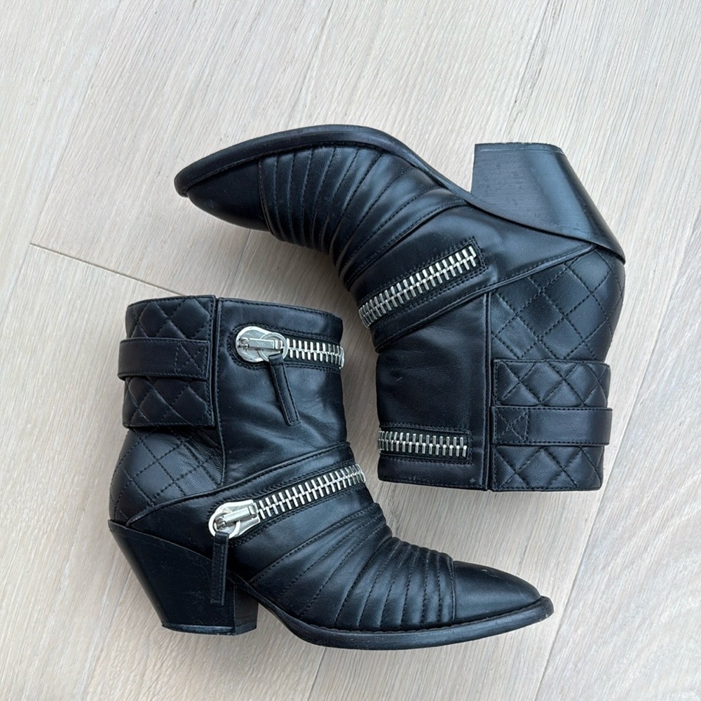 Giuseppe Zanotti Vera Cuoio Sleek Black Ankle Boots with Ribbed Design